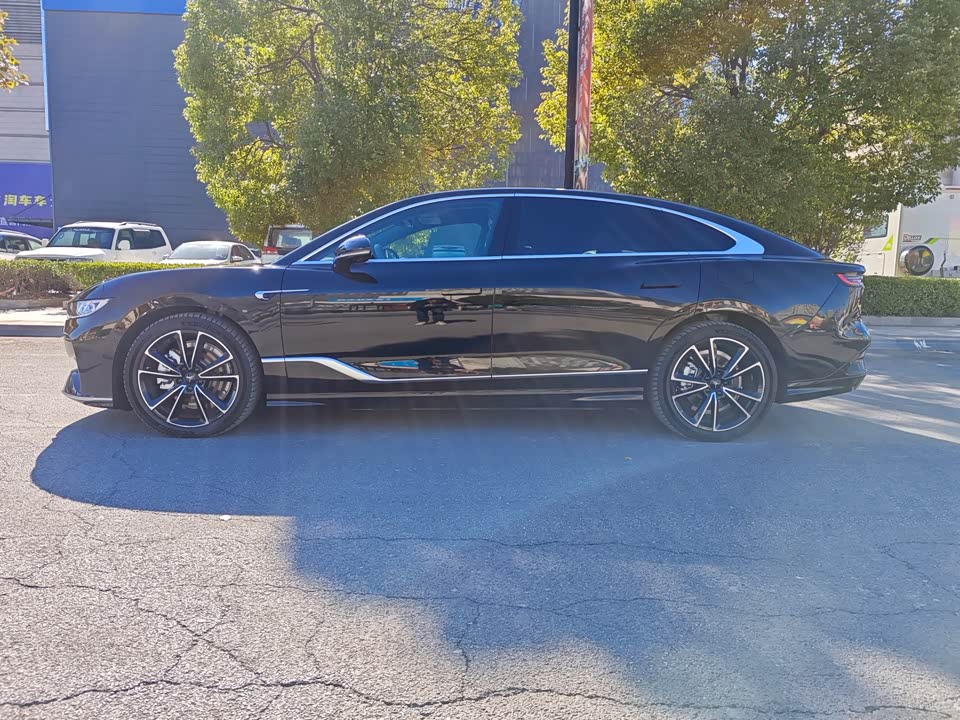 VOYAH Lantu chasing light