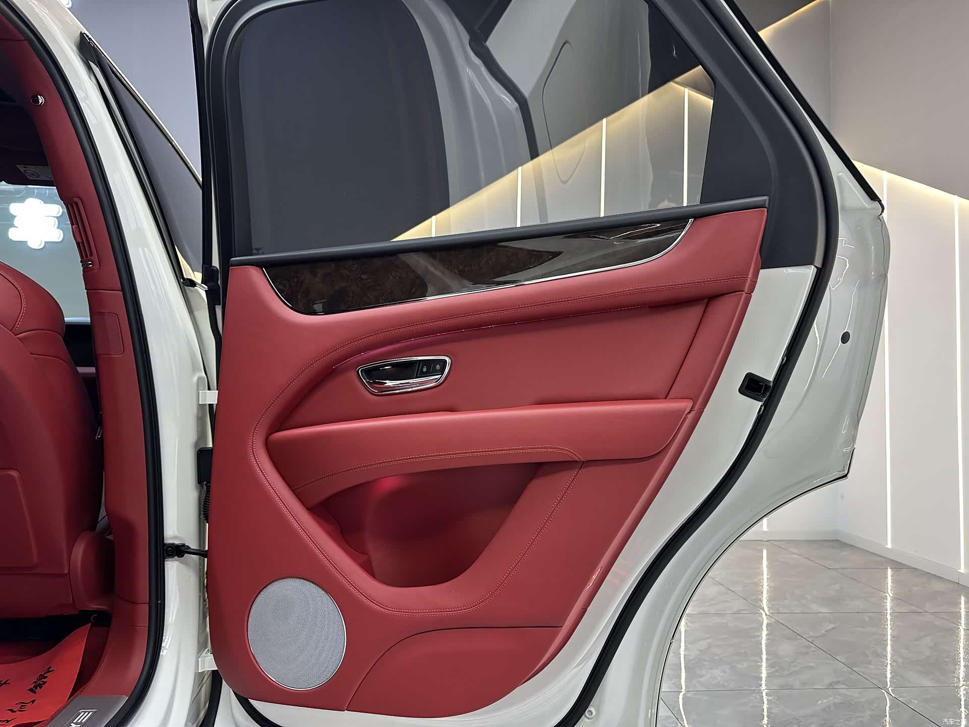 Bentley Bentayga, 2021 28