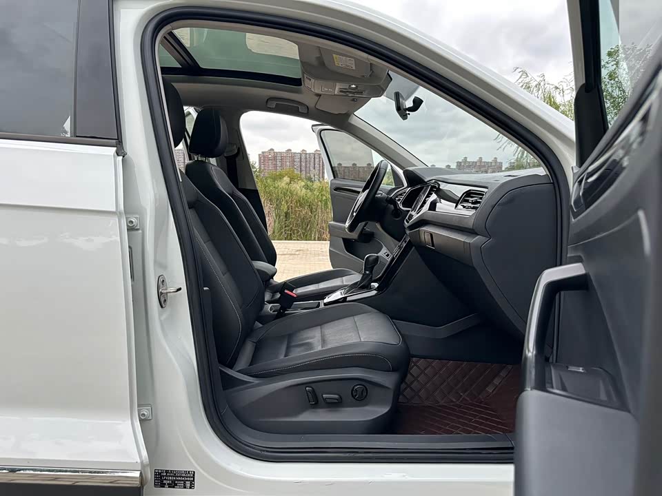 Volkswagen T-ROC exploring Songs