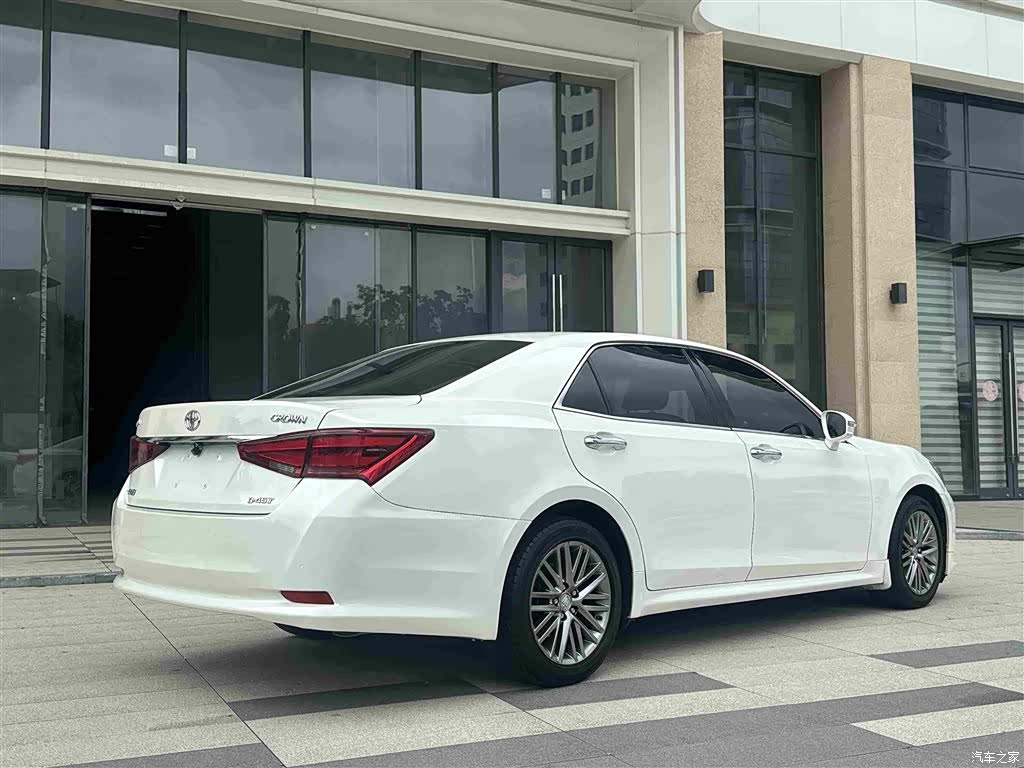 Toyota Crown, 2017 все фото