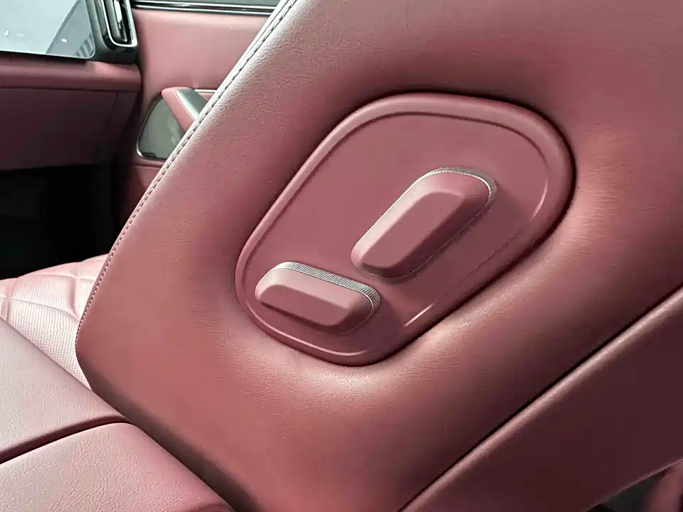 AITO Ask the world M8