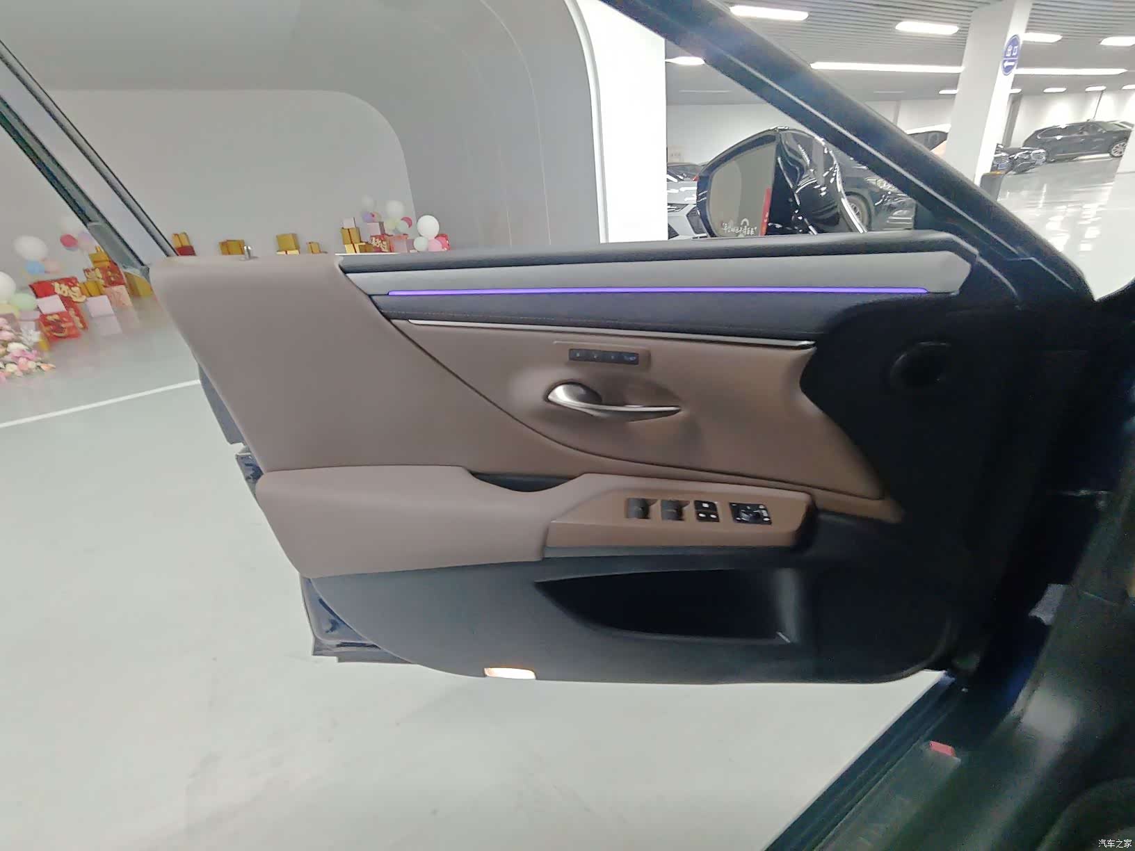 Lexus ES, 2025 12