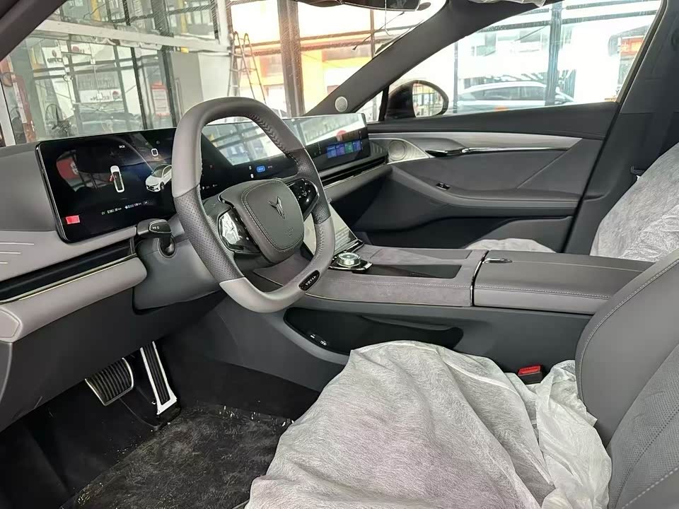 VOYAH Lantu chasing light