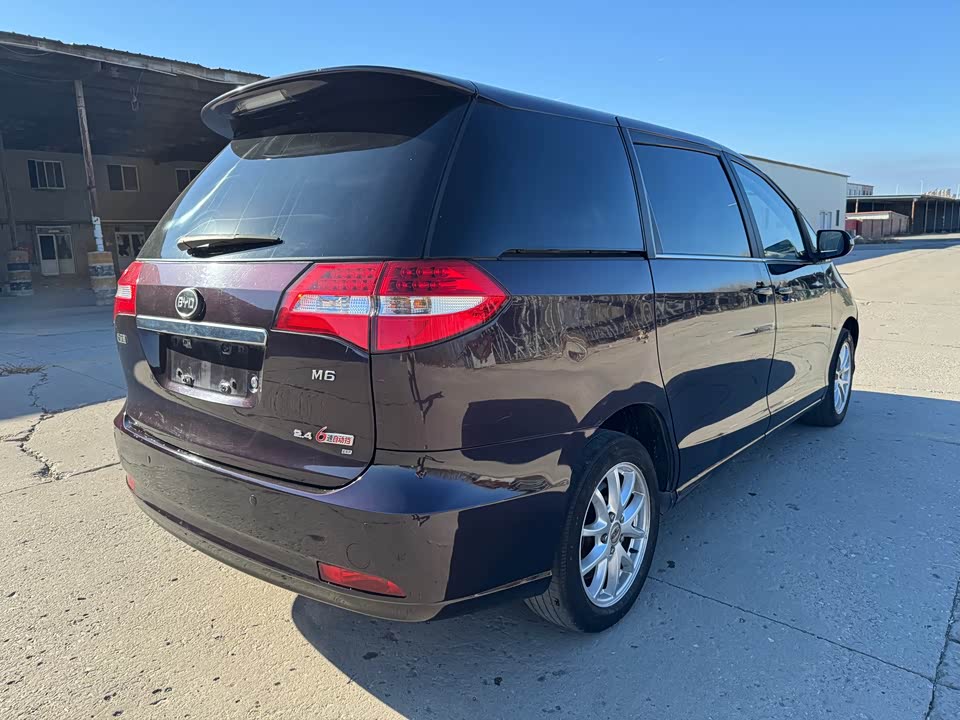 BYD M6