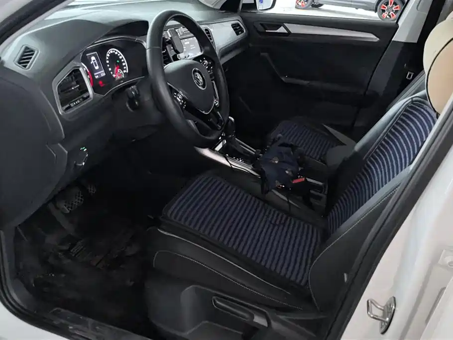 Volkswagen T-ROC exploring Songs