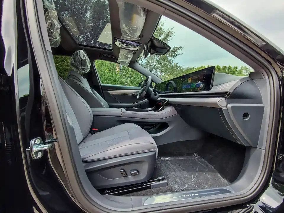 VOYAH Lantu chasing light