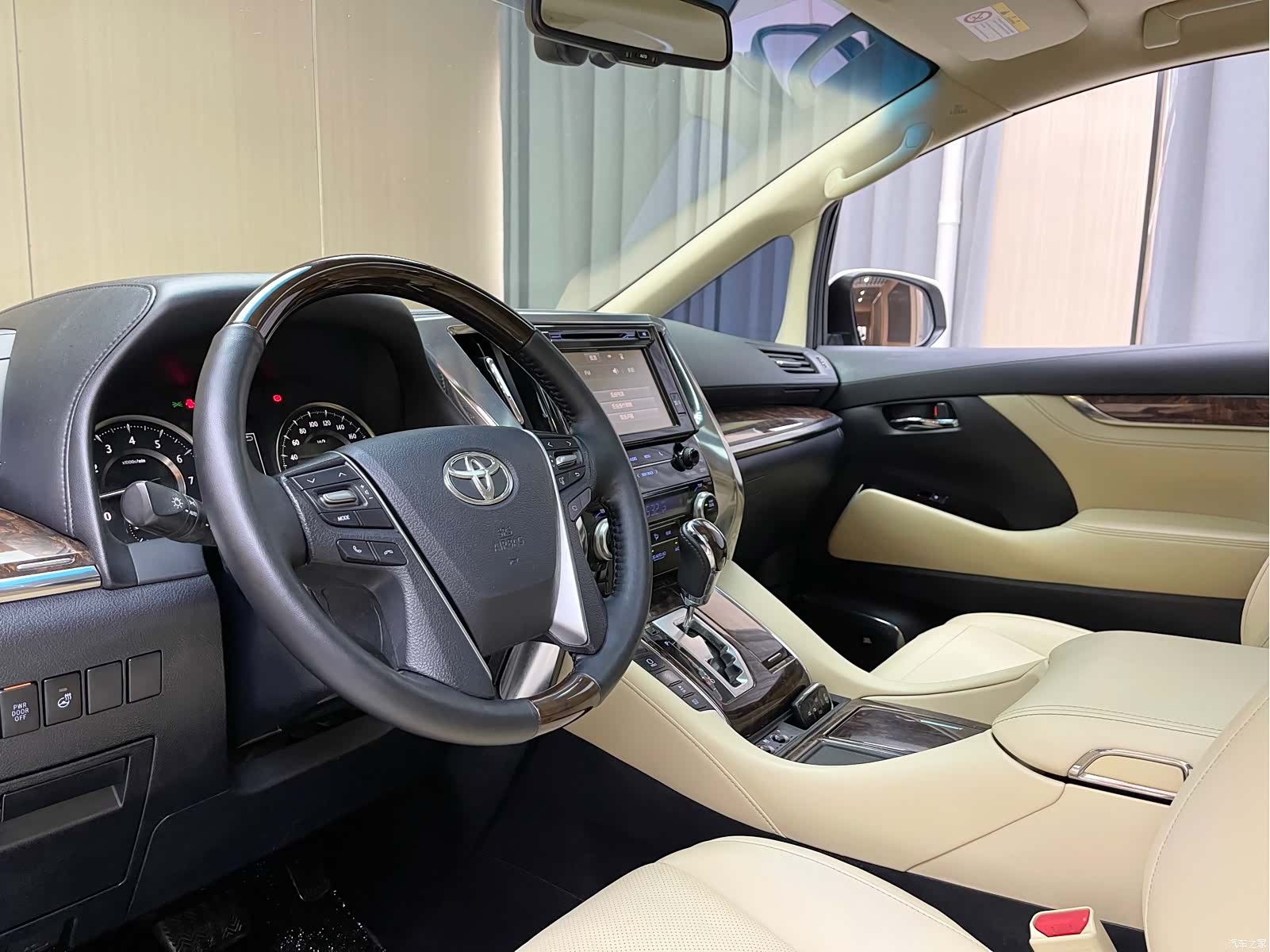 Toyota Alphard, 2019 4