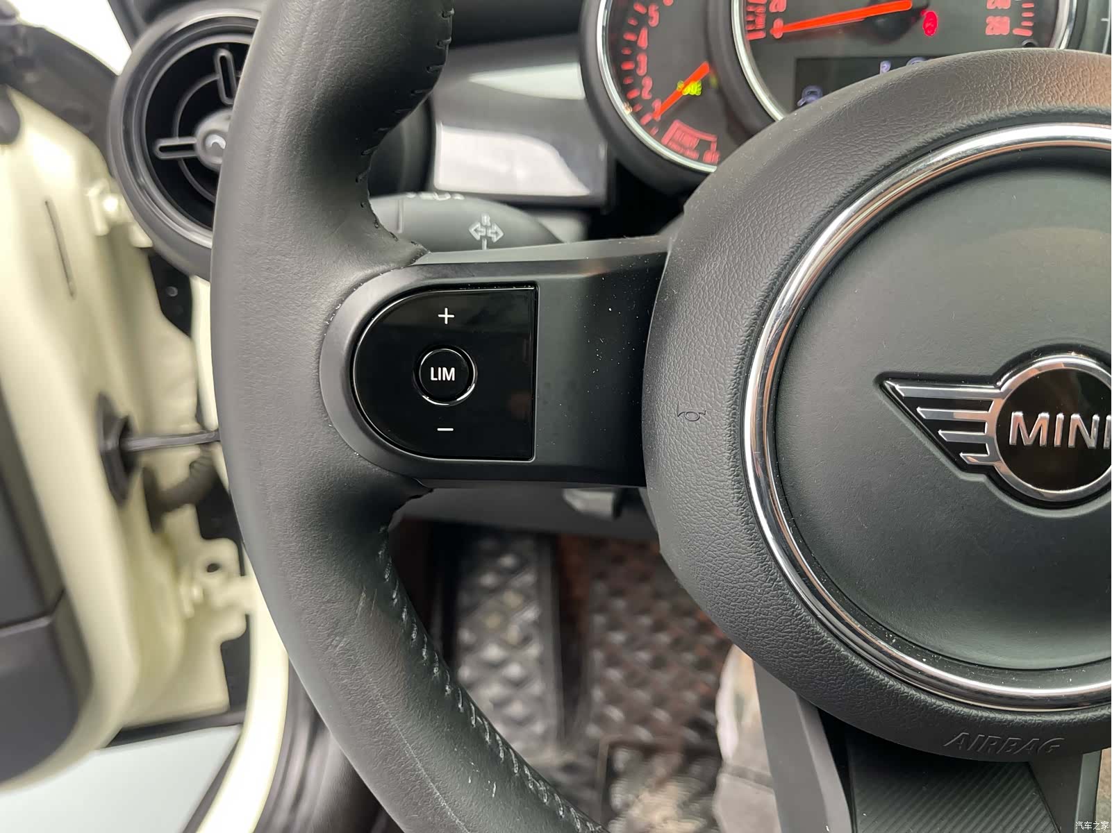 Mini ONE, 2021 24