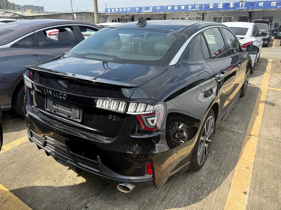 Lynk & Co 03