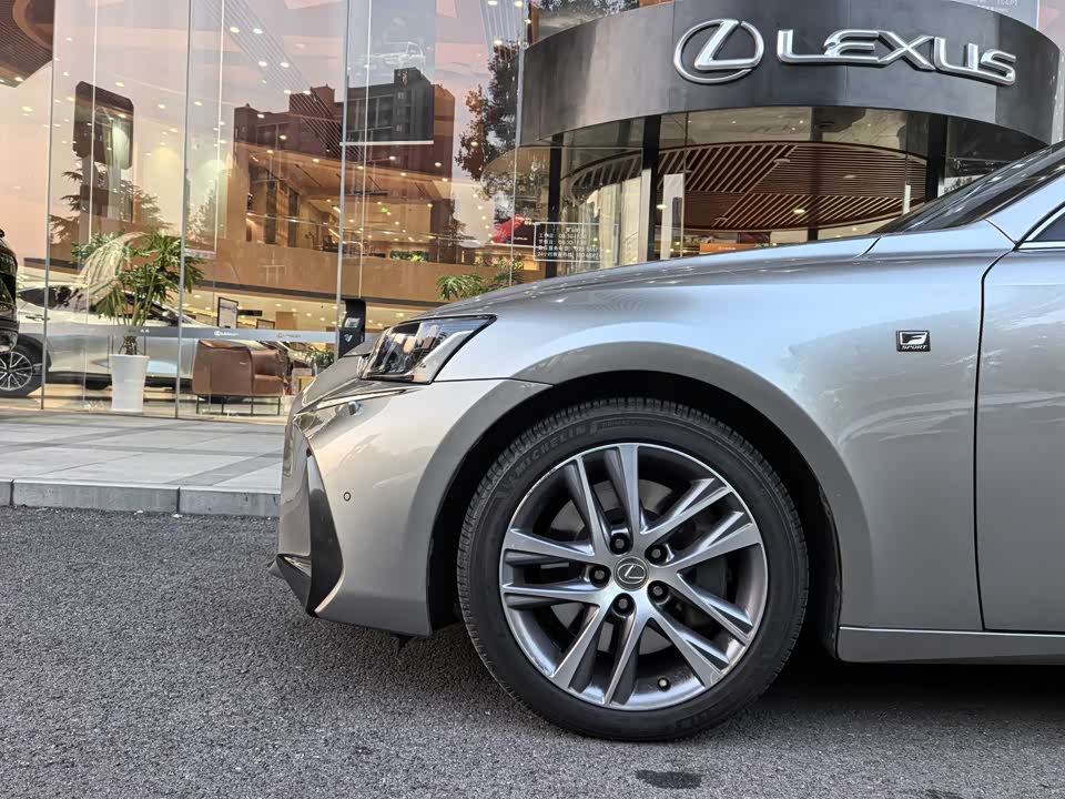 Lexus IS