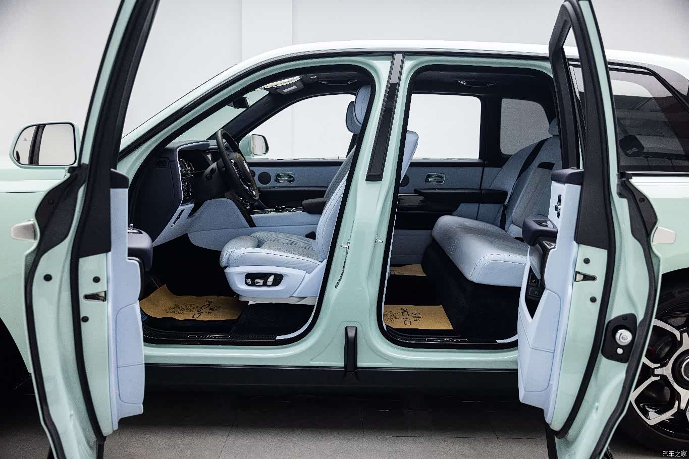 Rolls-Royce Cullinan, 2023 12
