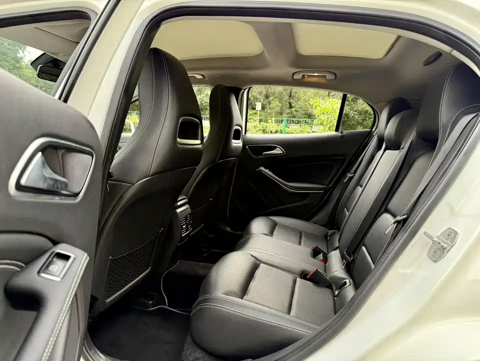 Mercedes-Benz GLA Mercedes-Benz GLA