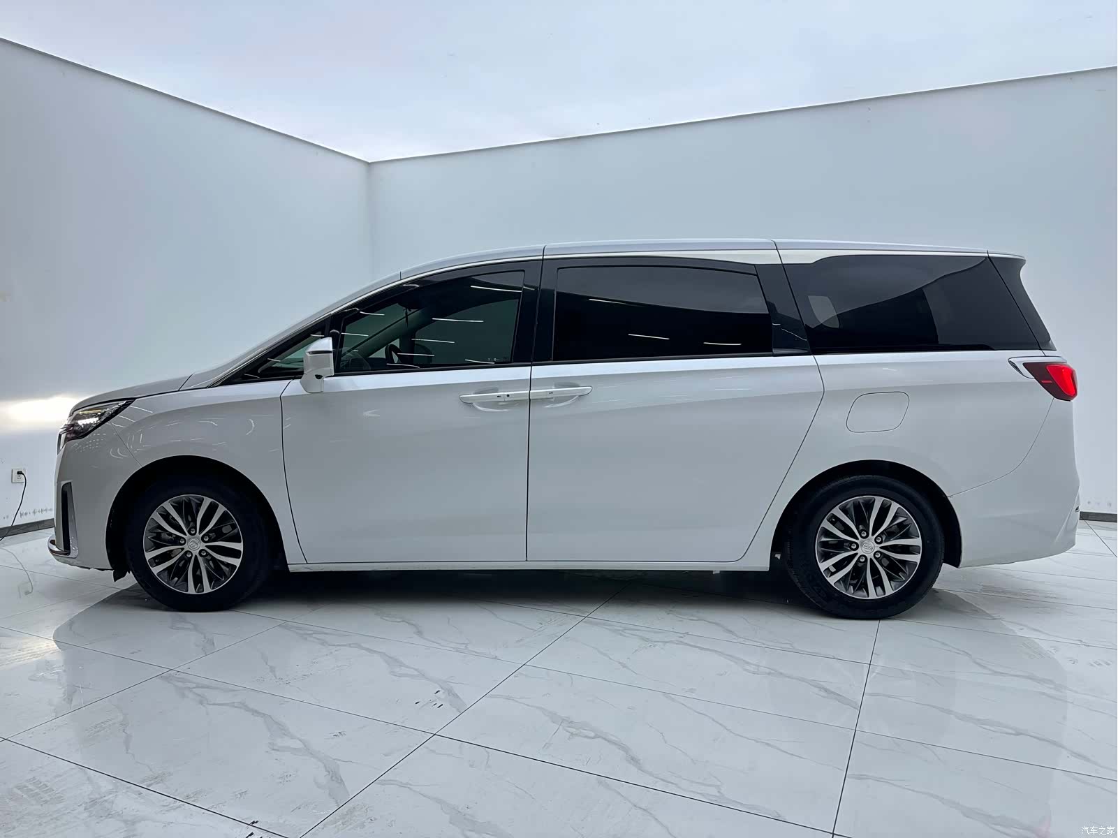 Buick GL8, 2022 3