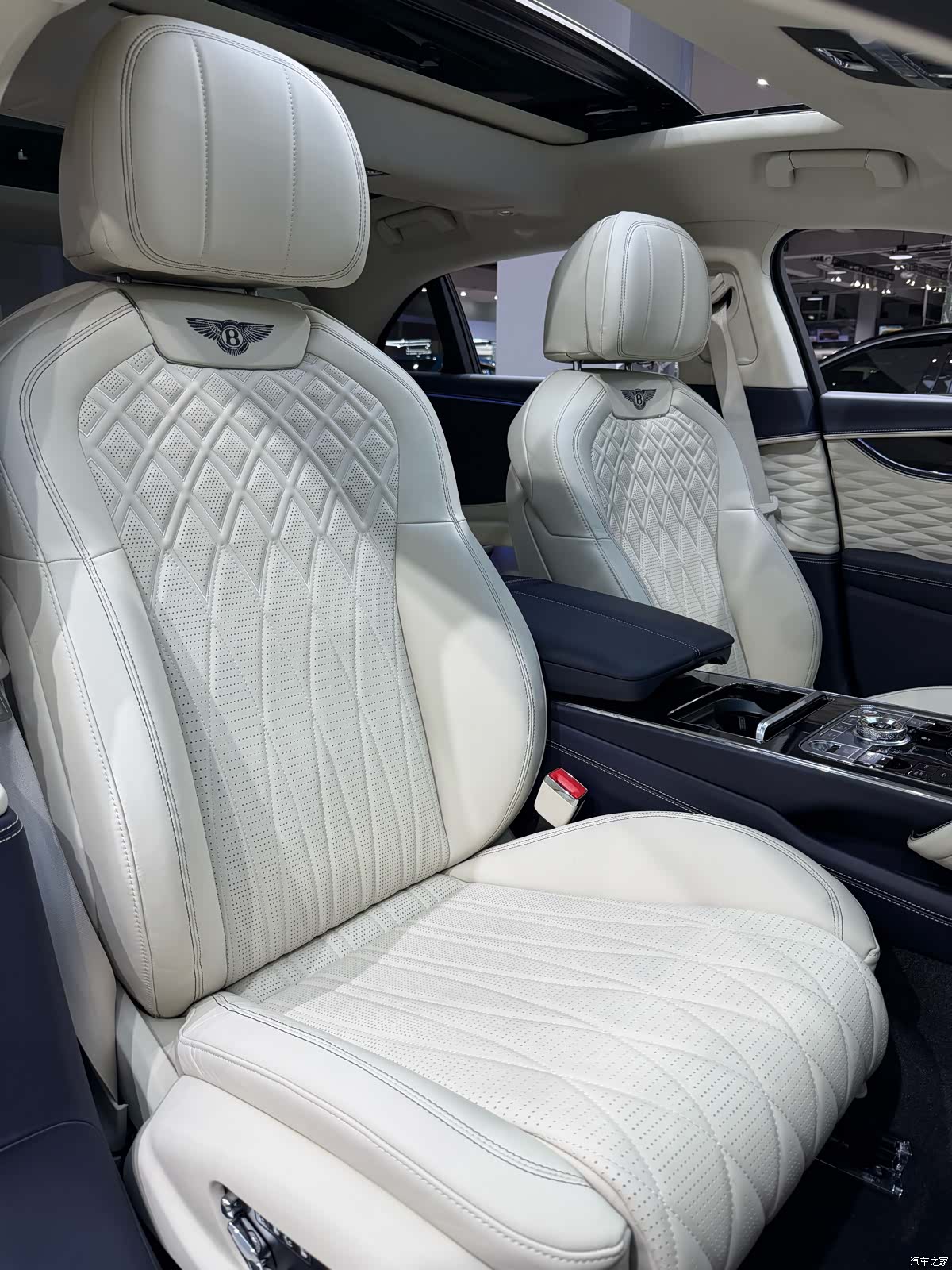 Bentley Flying Spur, 2023 9