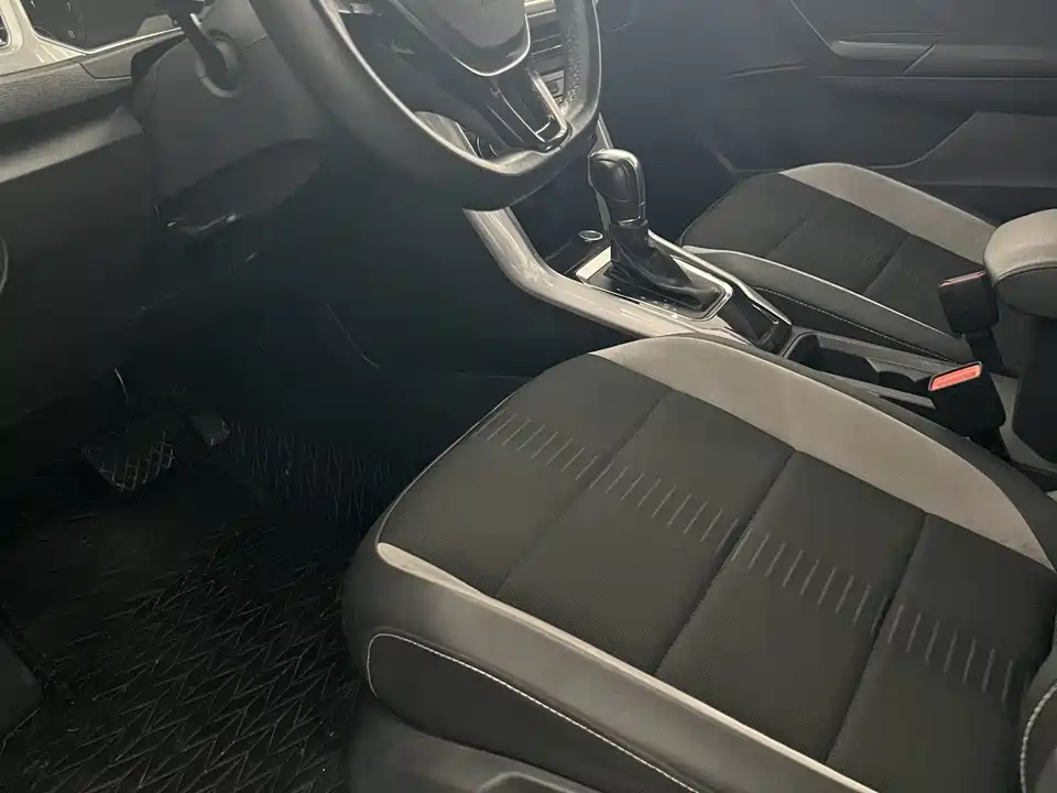 Volkswagen T-ROC exploring Songs