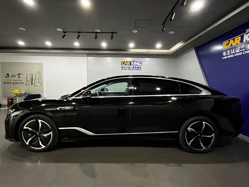 VOYAH Lantu chasing light