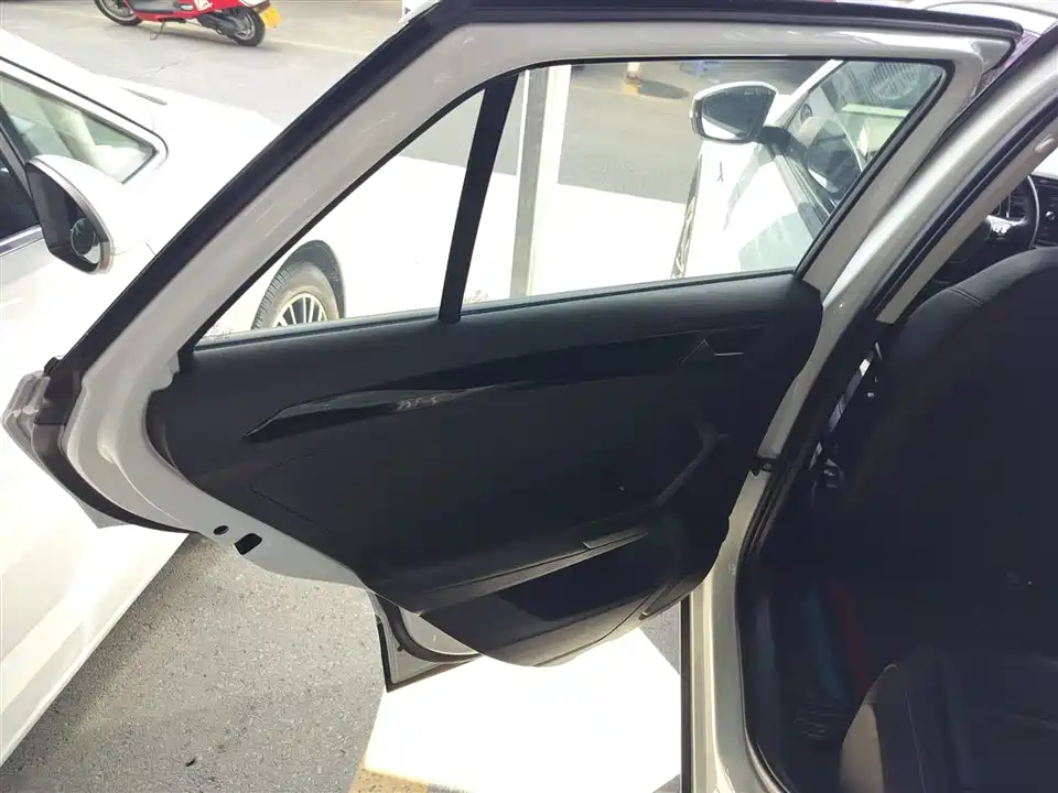 Volkswagen T-ROC exploring Songs