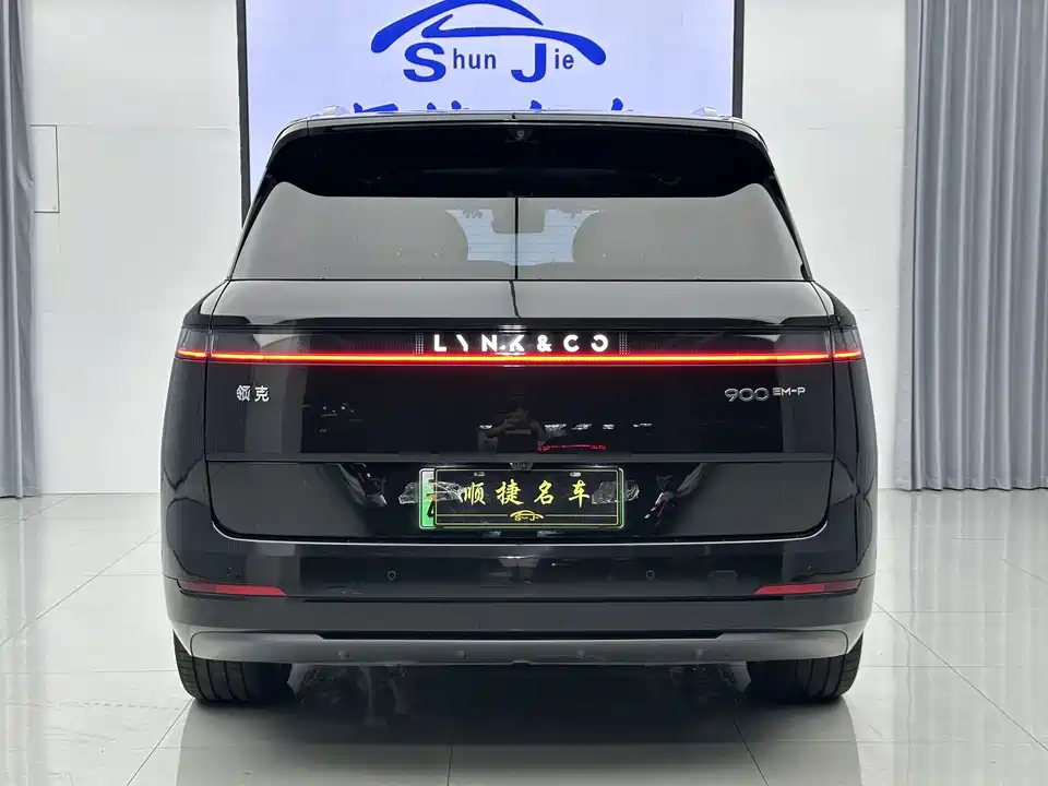 Lynk & Co 900