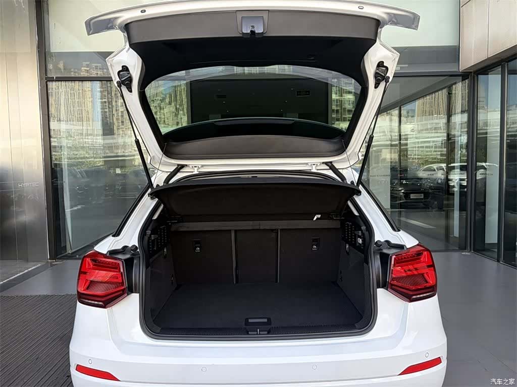 Audi Q2L, 2019 9