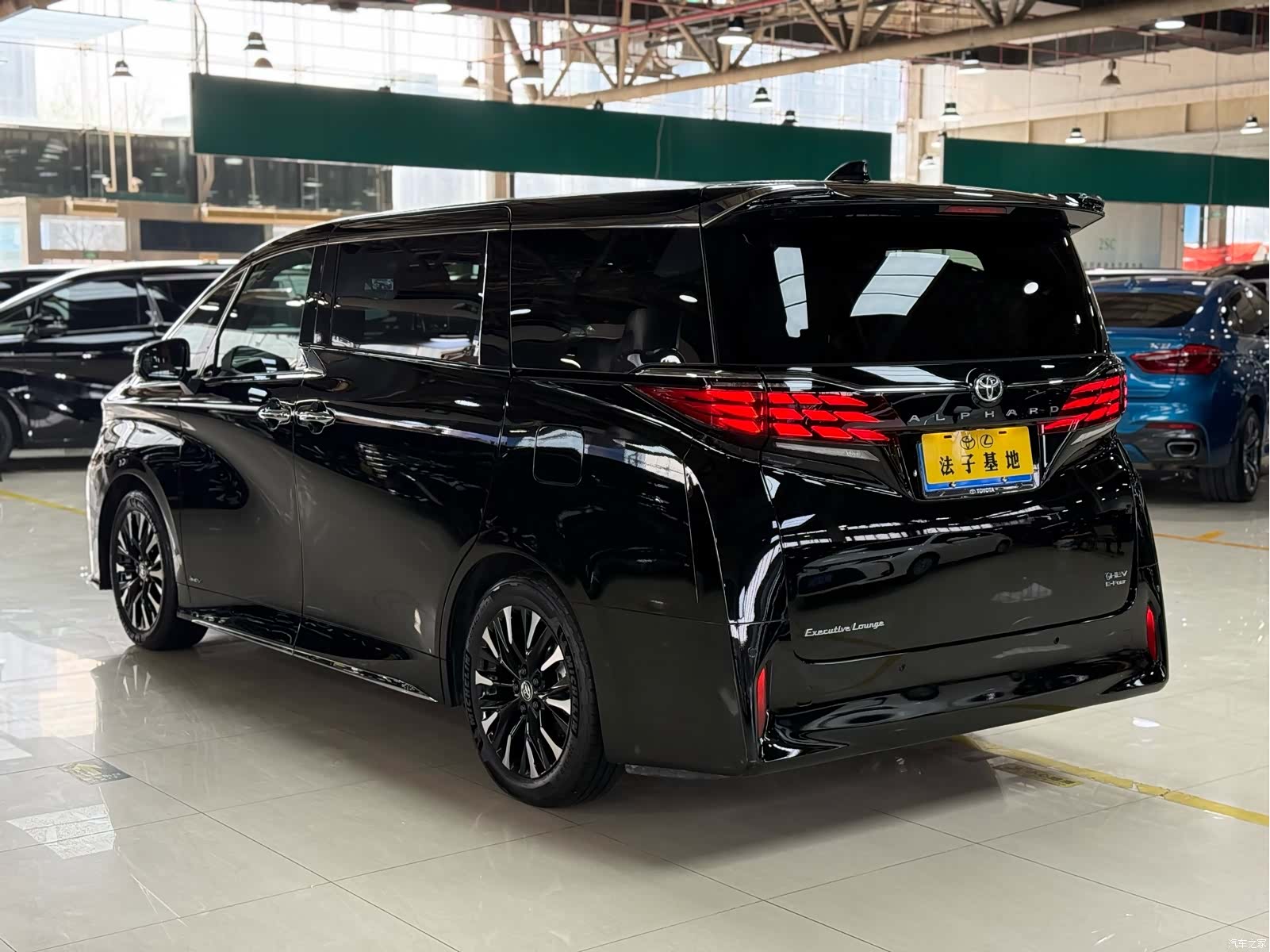 Toyota Alphard, 2023 25