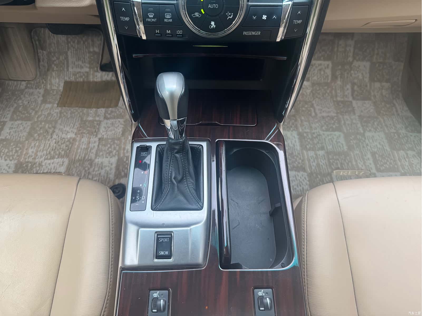 Toyota 2.5V, 2012 15