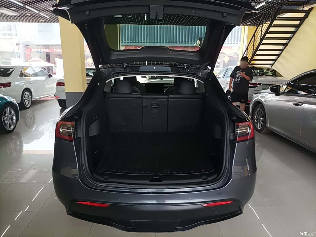 Tesla Model Y, 2023 19