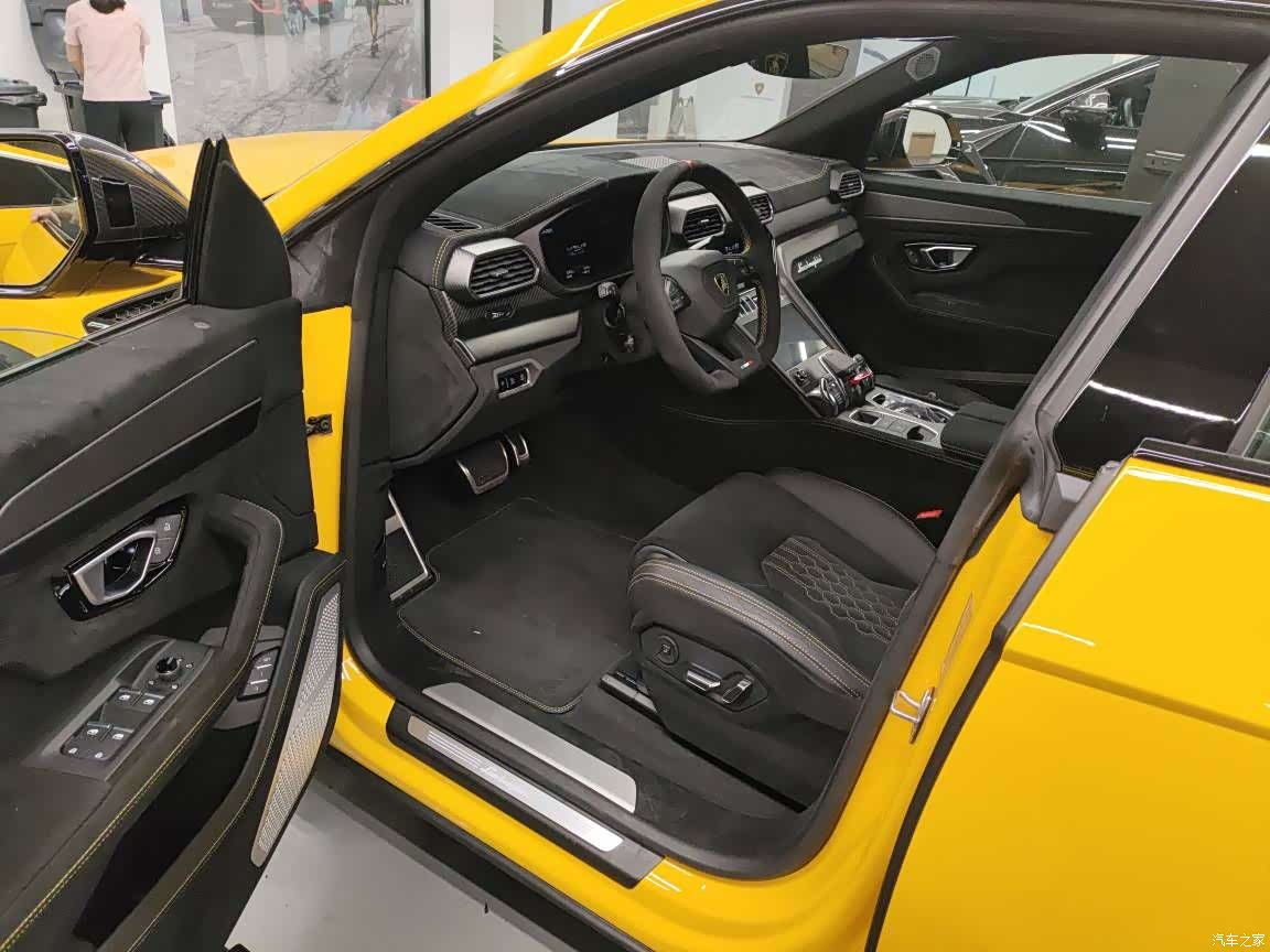 Lamborghini Urus, 2023 15