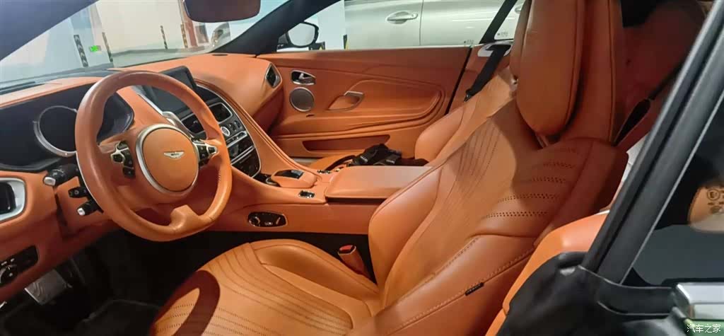 Aston Martin DB11, 2021 12