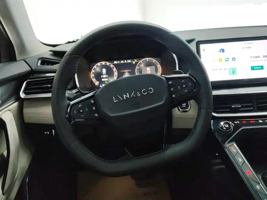 Lynk & Co 06