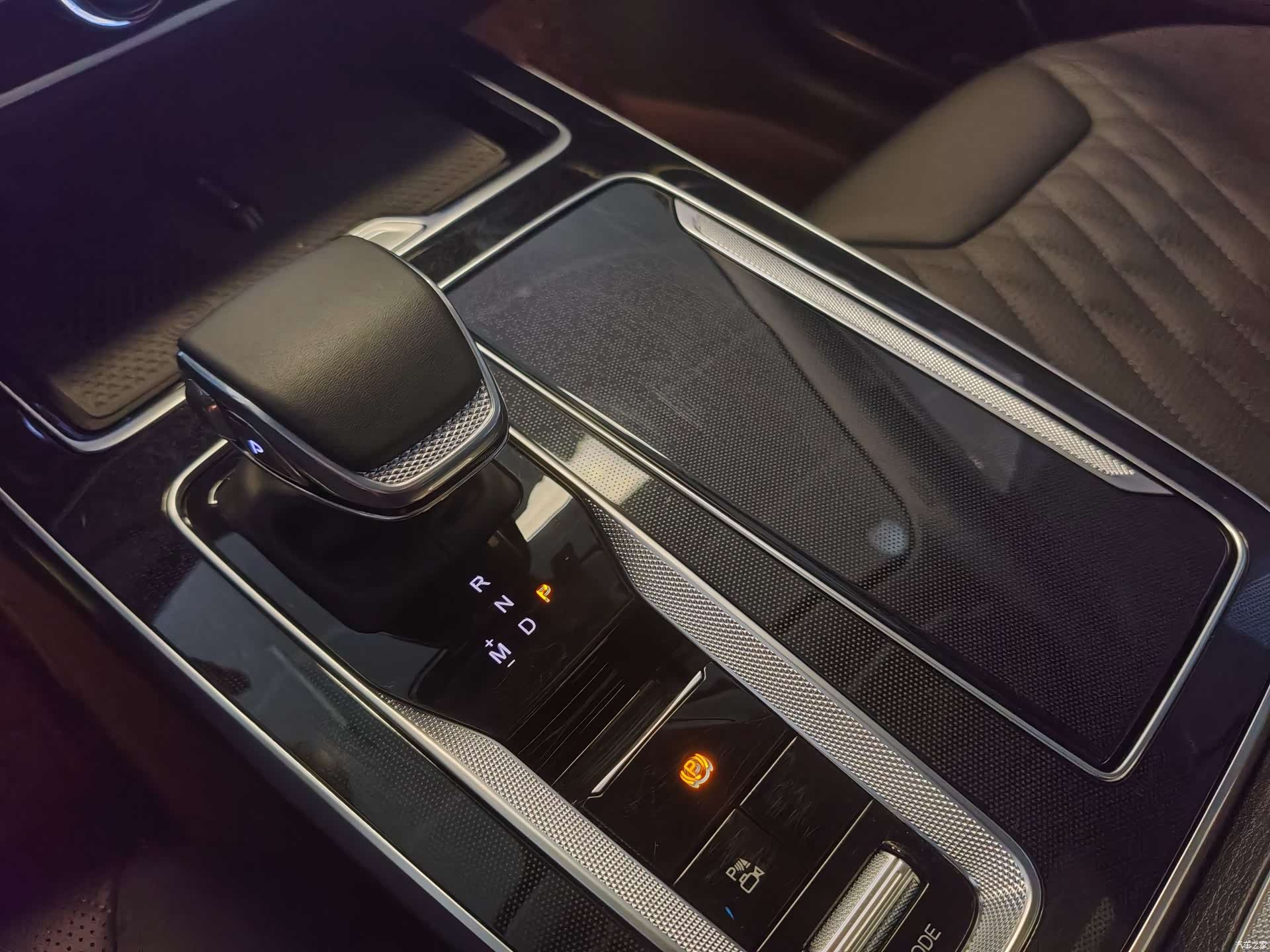 Hongqi HS5, 2024 12