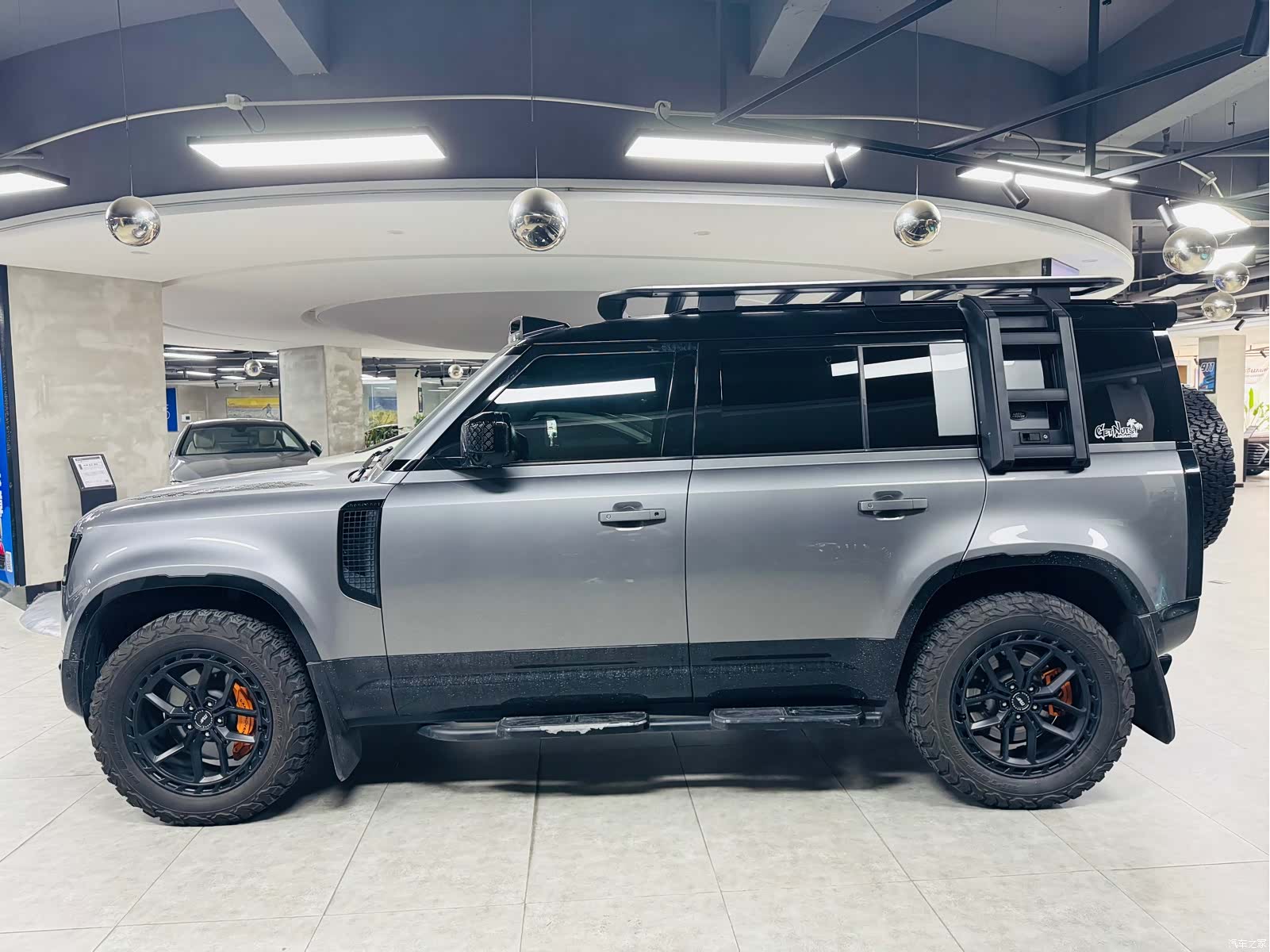 Land Rover Defender, 2023 3