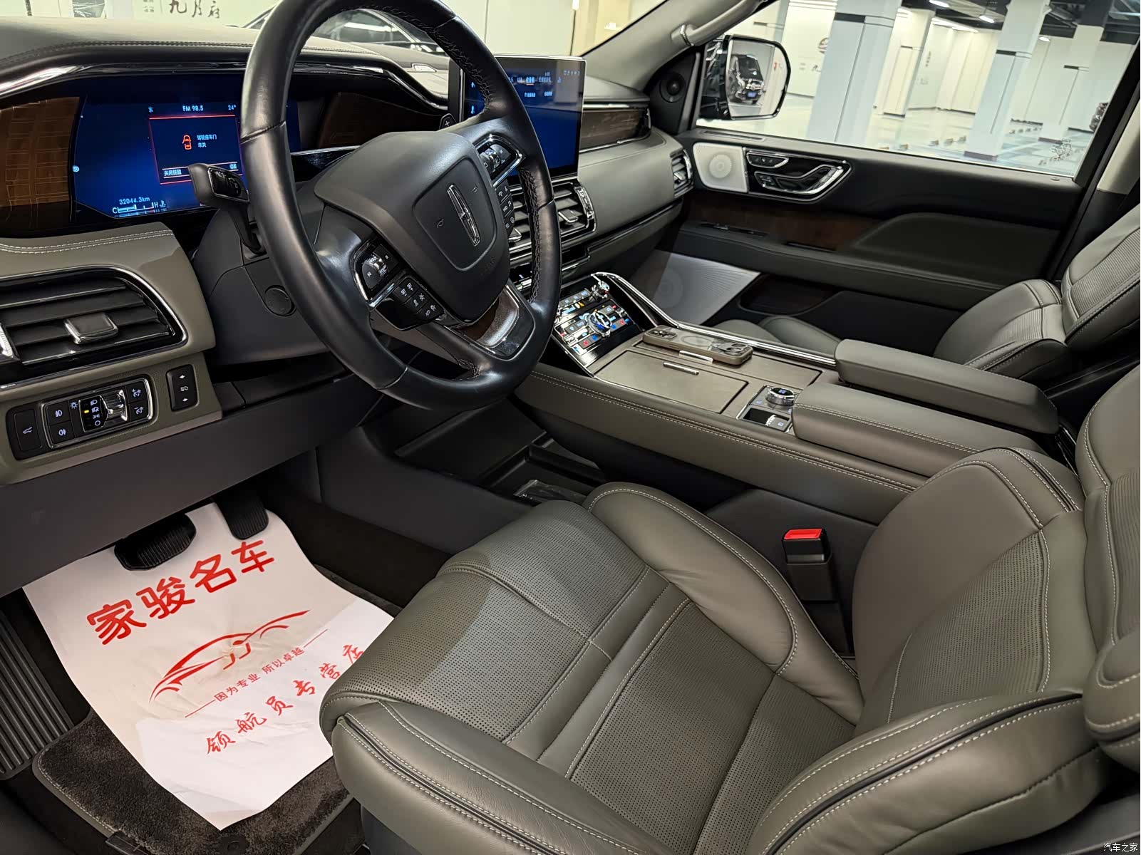 Lincoln Navigator, 2022 все фото