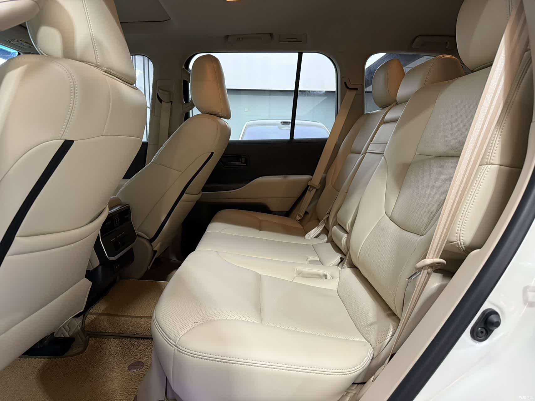Toyota Land Cruiser, 2023 11