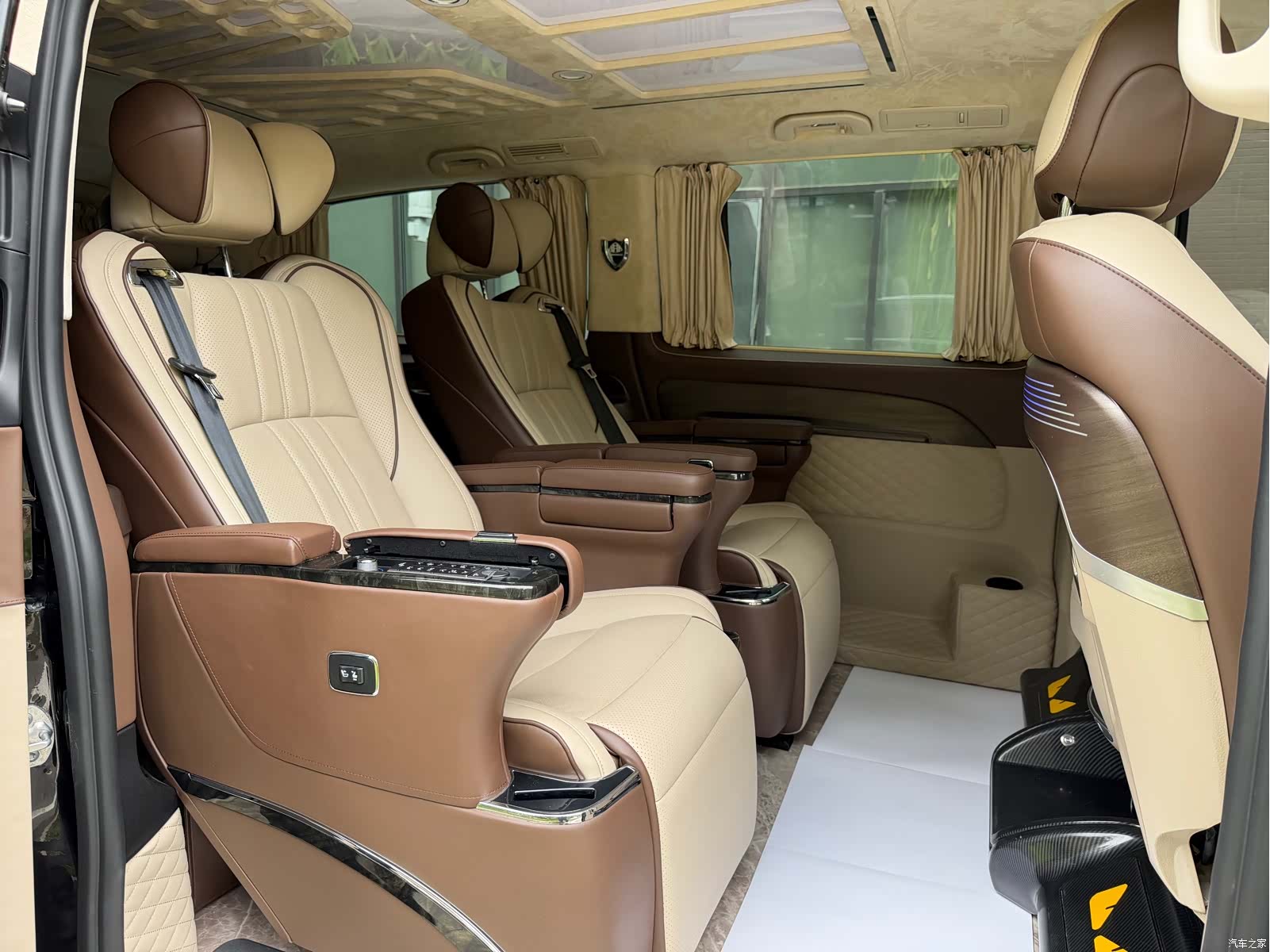 Mercedes-Benz 7, 2023 13