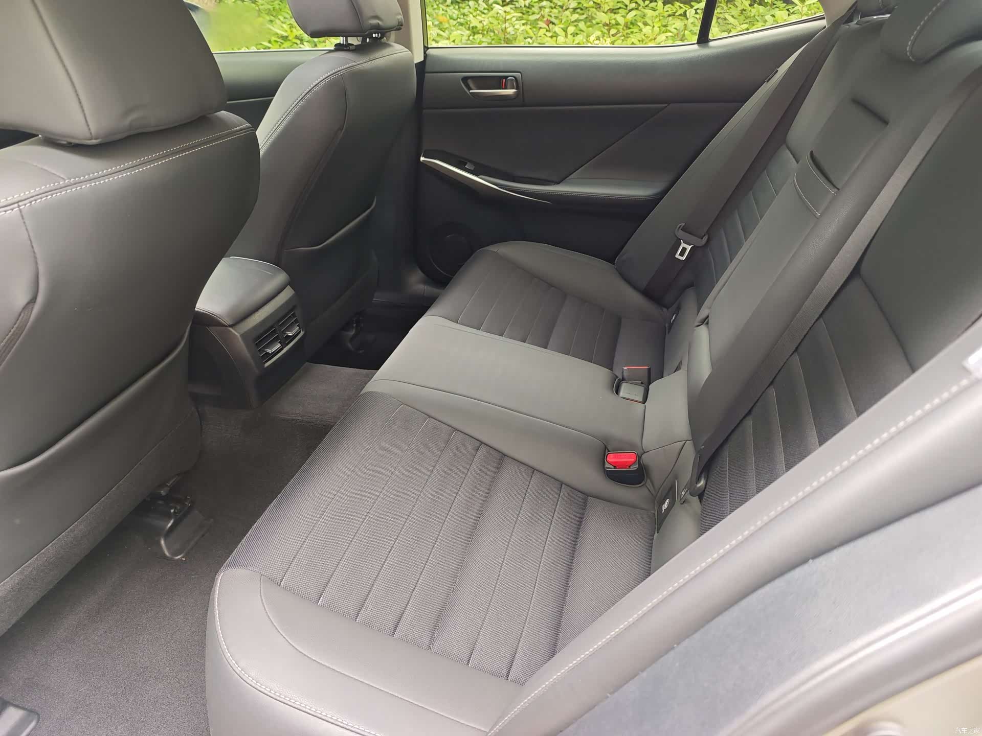 Lexus IS, 2019 14