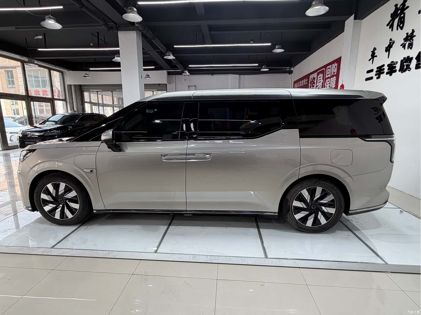 Volvo EM90, 2024 4