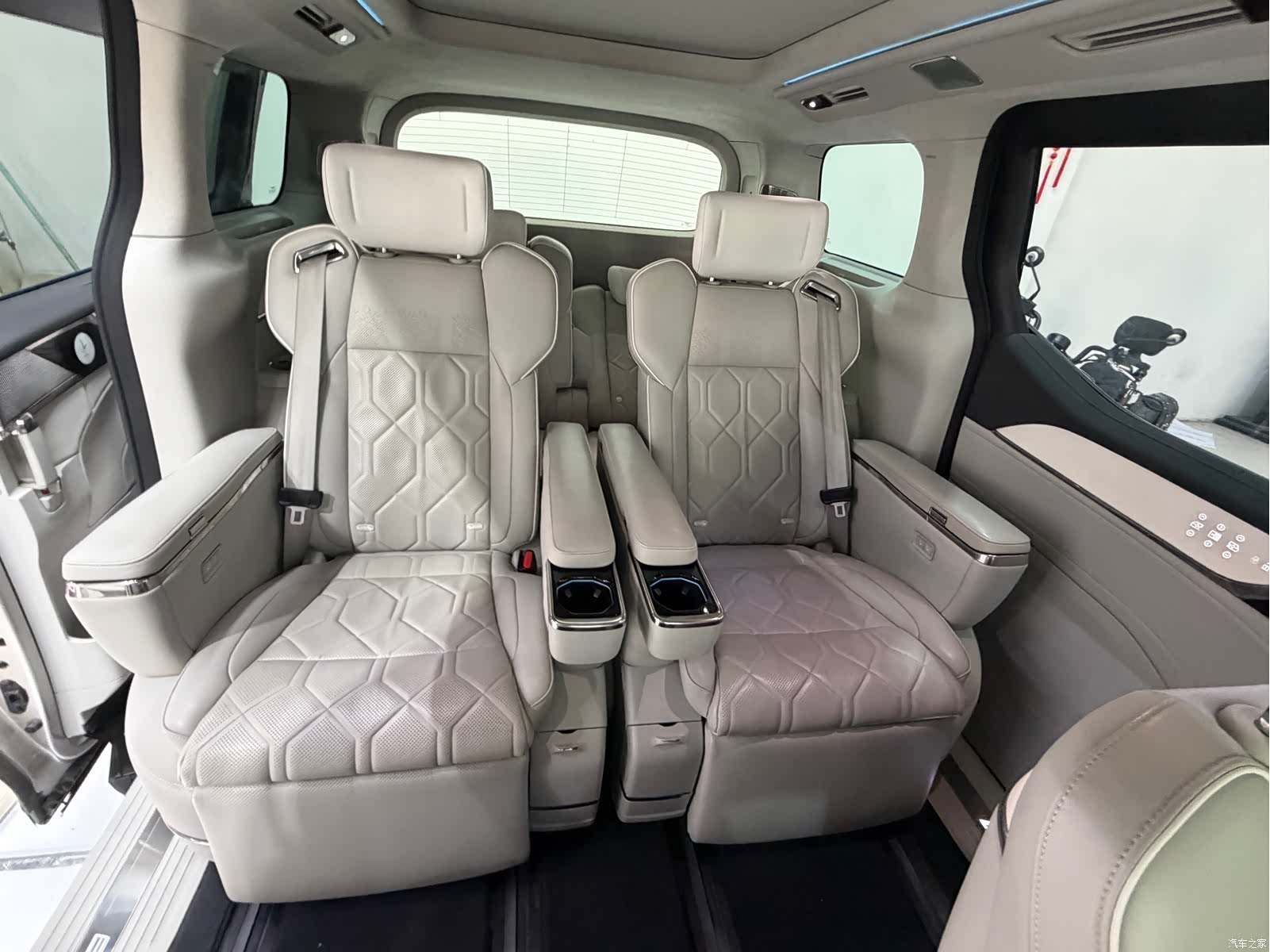 Volvo EM90, 2024 10
