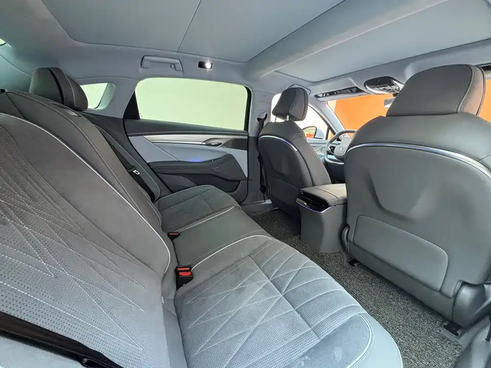 VOYAH Lantu chasing light