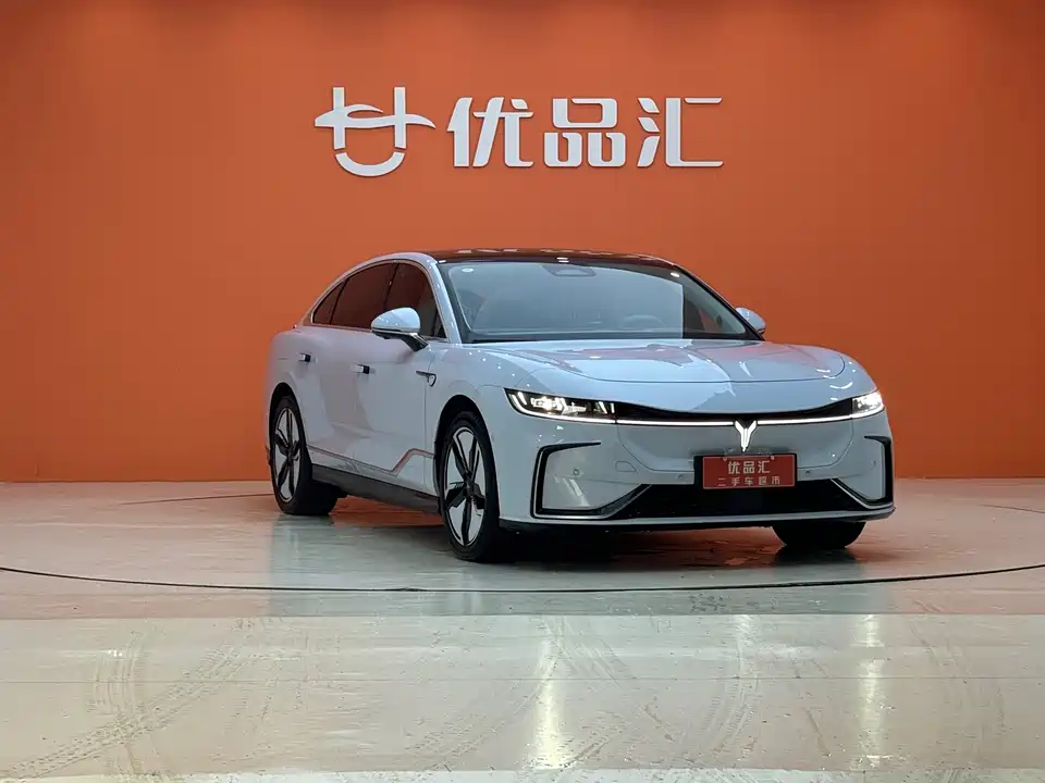 VOYAH Lantu chasing light