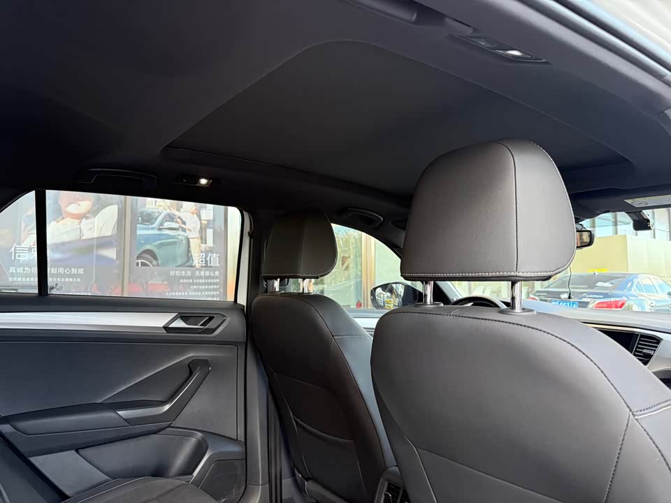 Volkswagen T-ROC exploring Songs