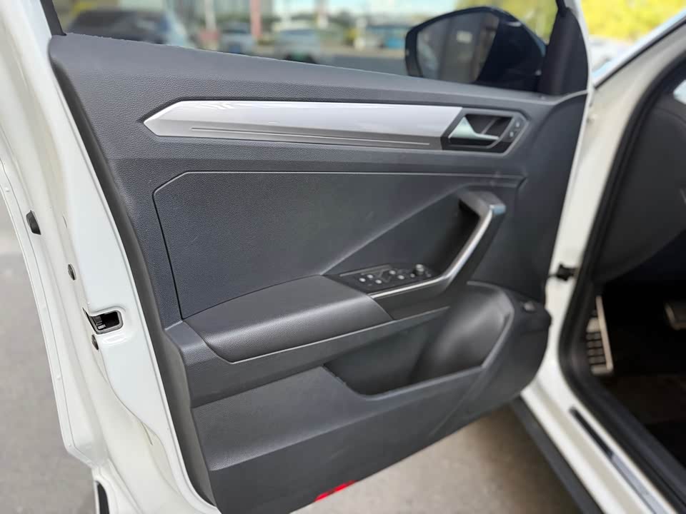 Volkswagen T-ROC exploring Songs