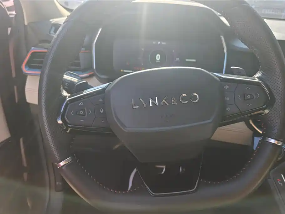 Lynk & Co 06 Lynk & Co 06