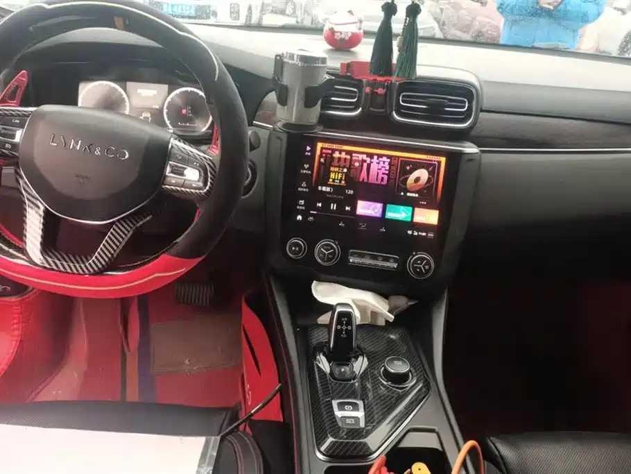 Lynk & Co 03