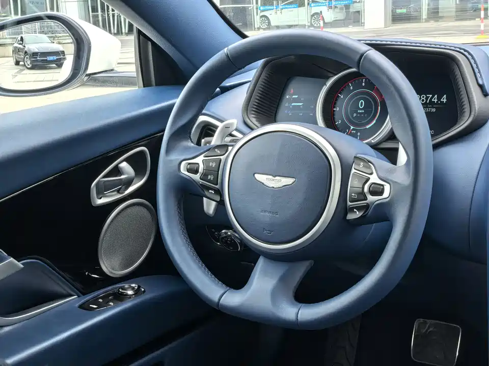 Aston Martin DB11