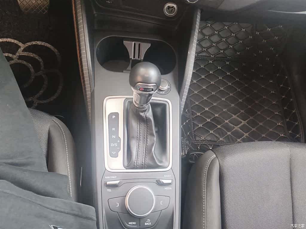 Audi Q2L, 2019 13