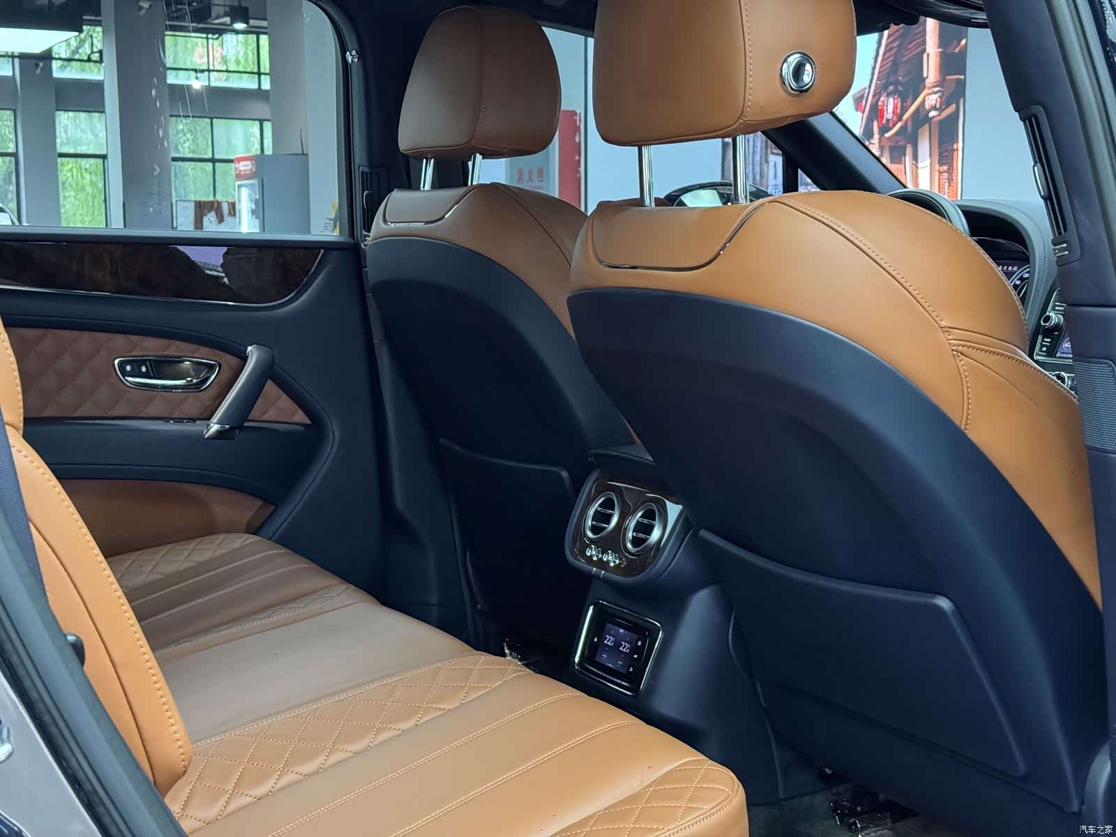 Bentley Bentayga, 2017 16
