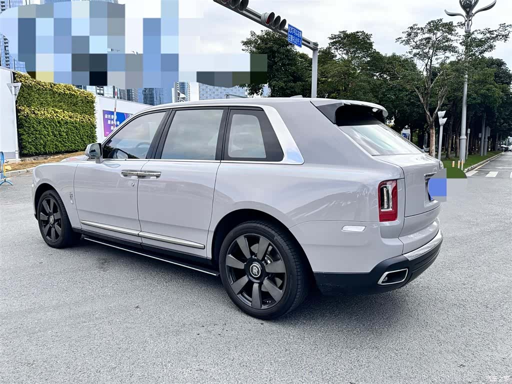 Rolls-Royce Cullinan, 2022 3