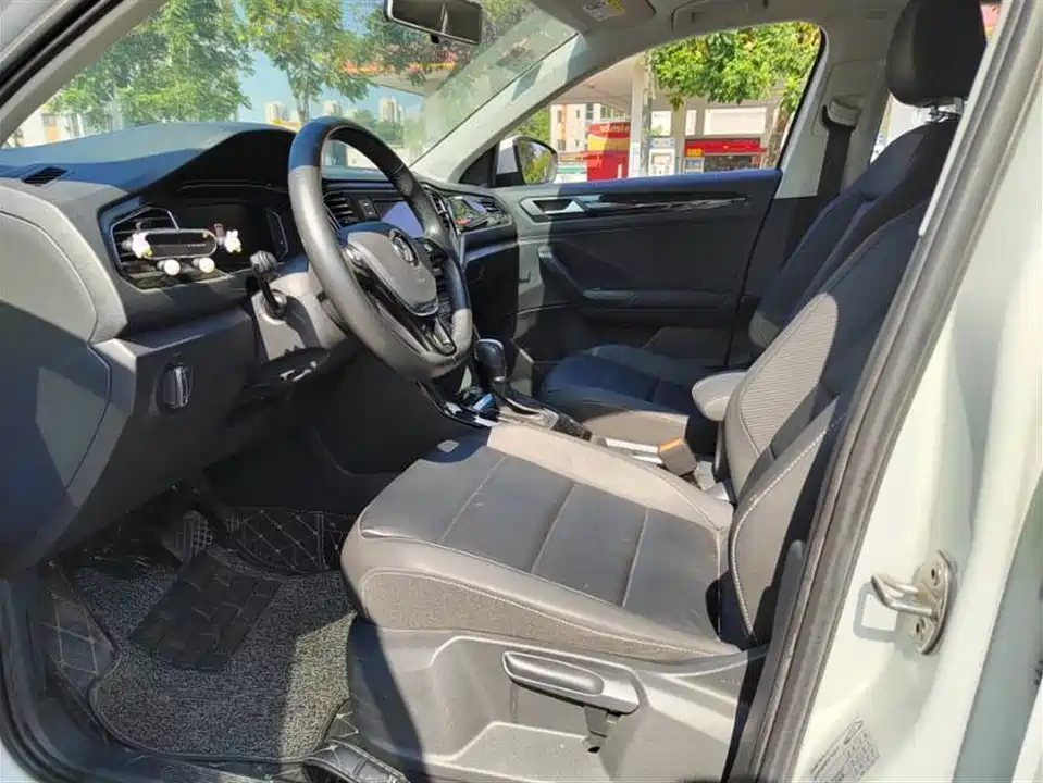 Volkswagen T-ROC exploring Songs