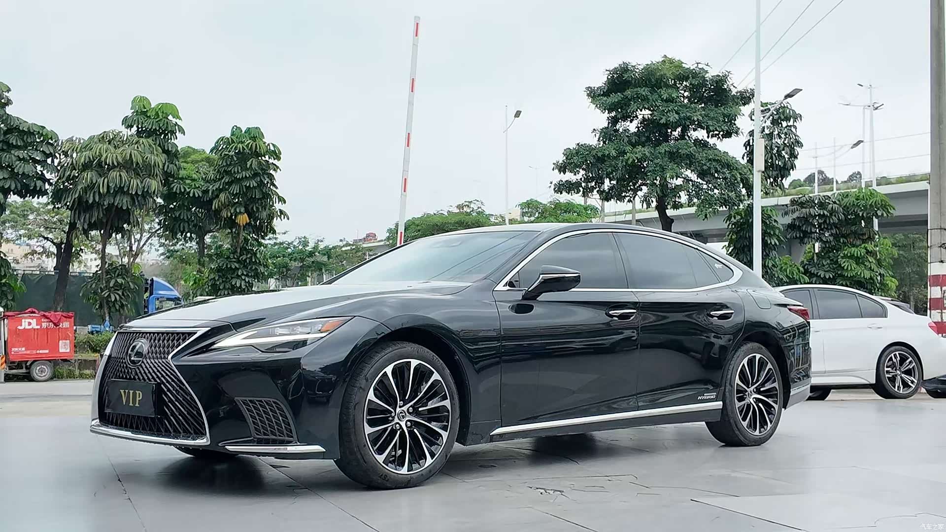 Lexus LS, 2021 1