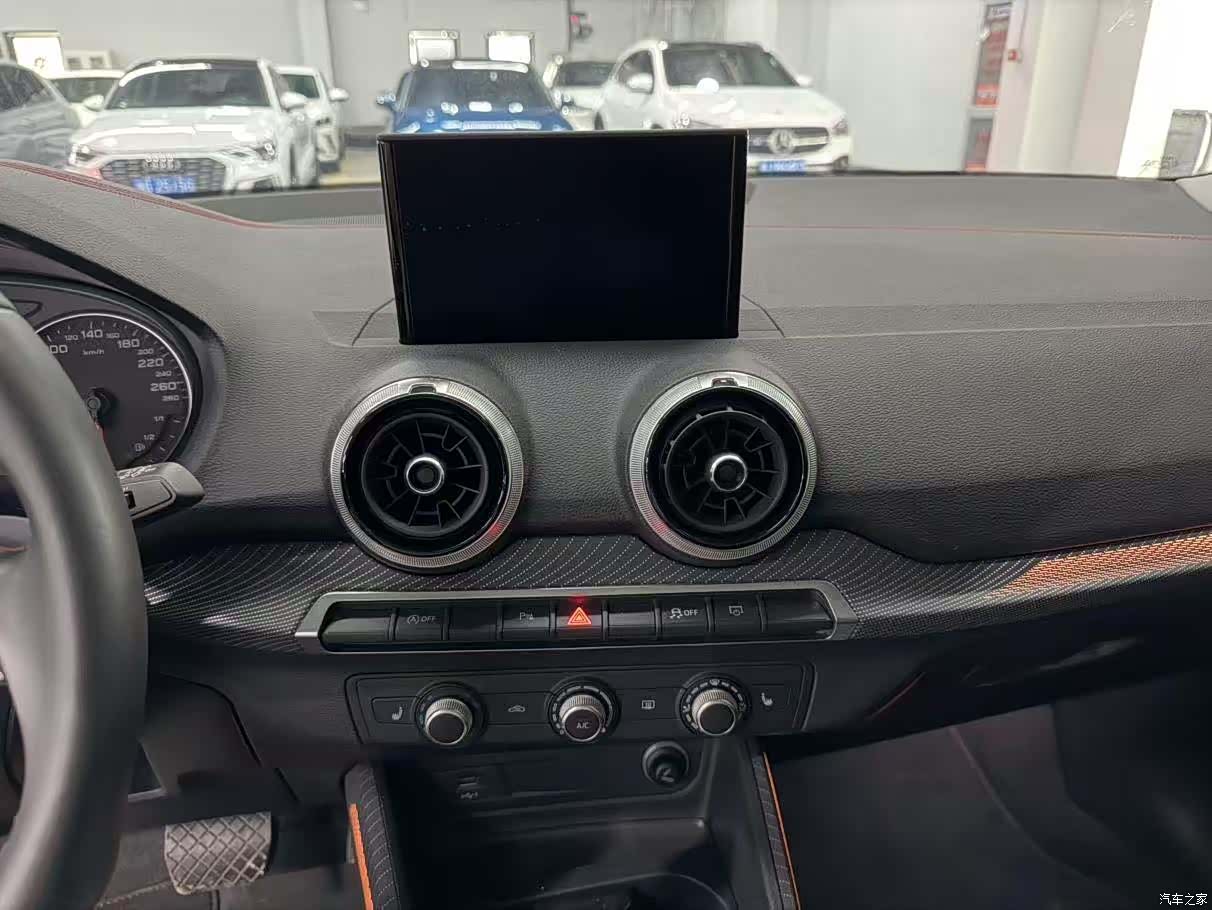 Audi Q2L, 2023 9